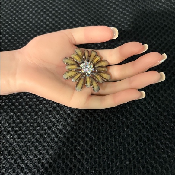 Vintage Daisy Flower Brooch with Aurora Borealis Rhinestones - Picture 5 of 6